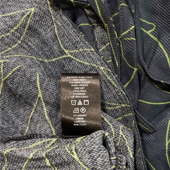 Blue top with leaf pattern - Picture 6 of 7